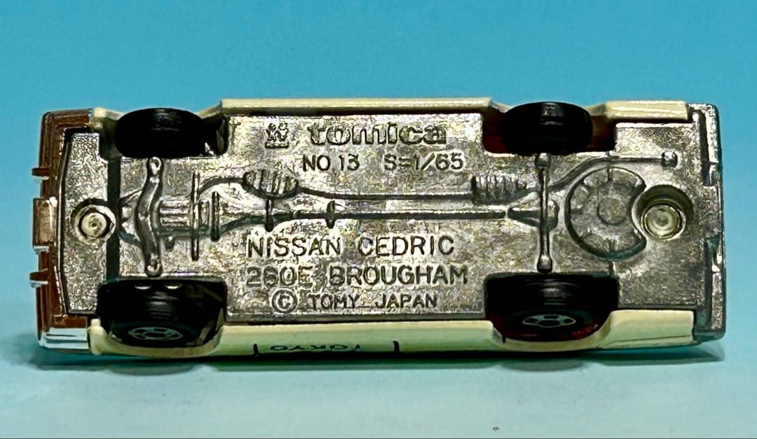 トミカ 黒箱 28 ニッサンセドリック タクシー