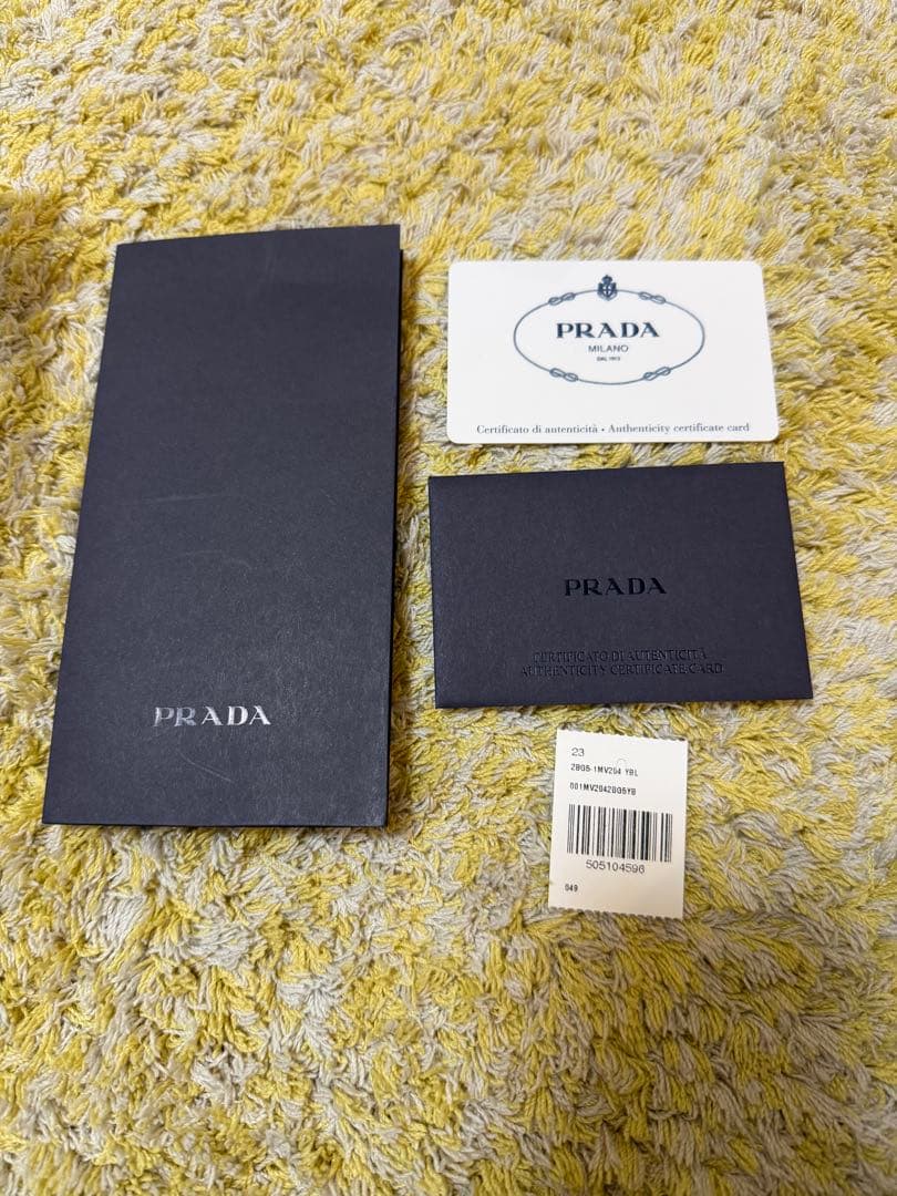 PRADA 二つ折り財布 青 レザー　美品