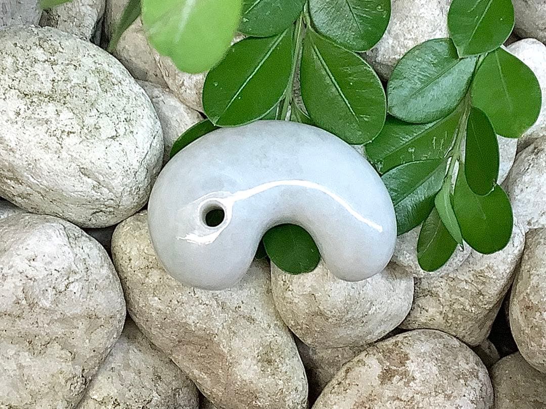 激安‼️氷*アイスジェイド糸魚川翡翠勾玉　何処にも無いお値段で‼️本物鑑別書取得品‼️