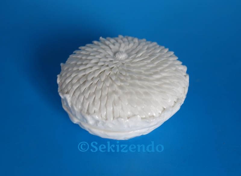 平戸焼 中里茂右衛門 白磁　菊 香合 共箱 佐賀県文化功労章受賞者　2517