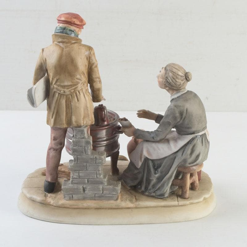 陶器人形　フィギュリン　青年と老婆　置物　C　9304A