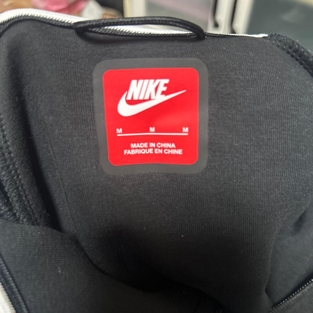 Nike ブラック 上がMで下がLです 値下げ可能です
