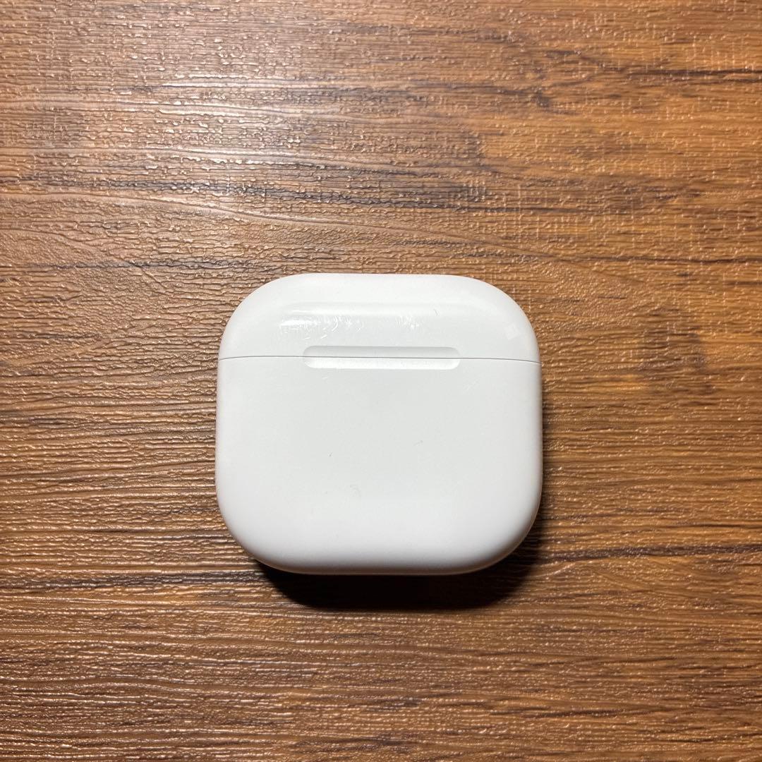 AirPods4 ケースと左耳