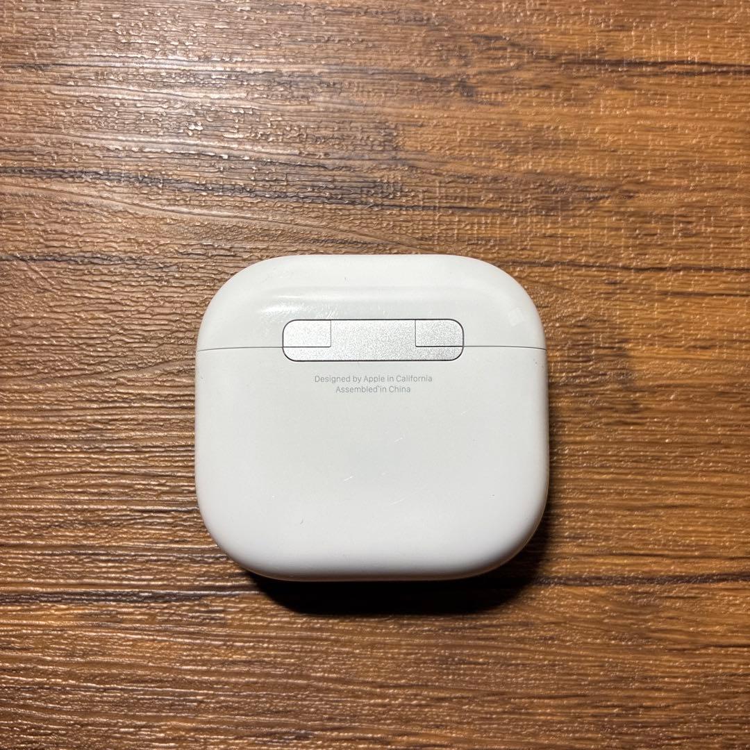 AirPods4 ケースと左耳