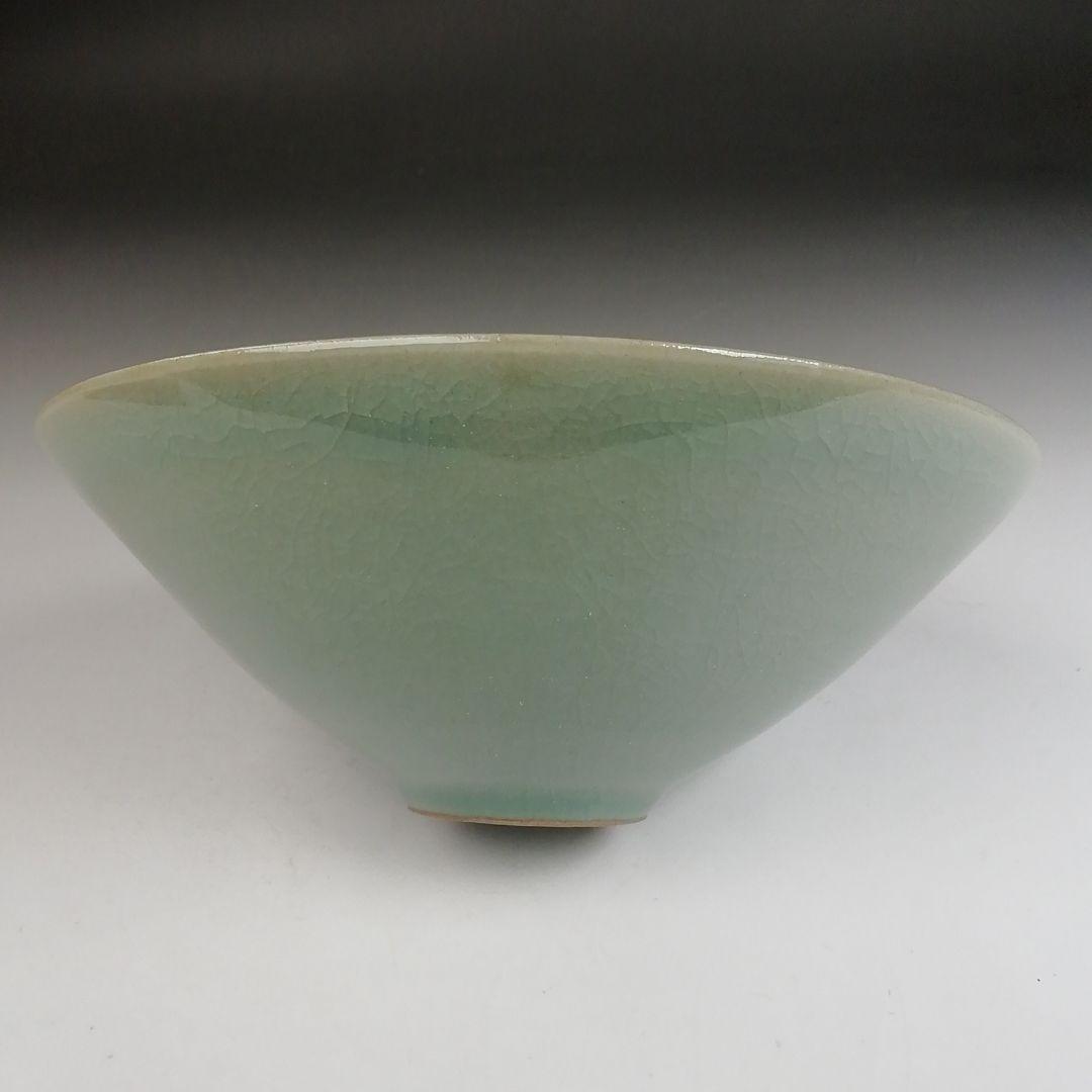 Ｔ８２８　茶碗　『高麗青磁　雲鶴文』『韓国人間国宝　柳根塋 作』　共箱　茶道具