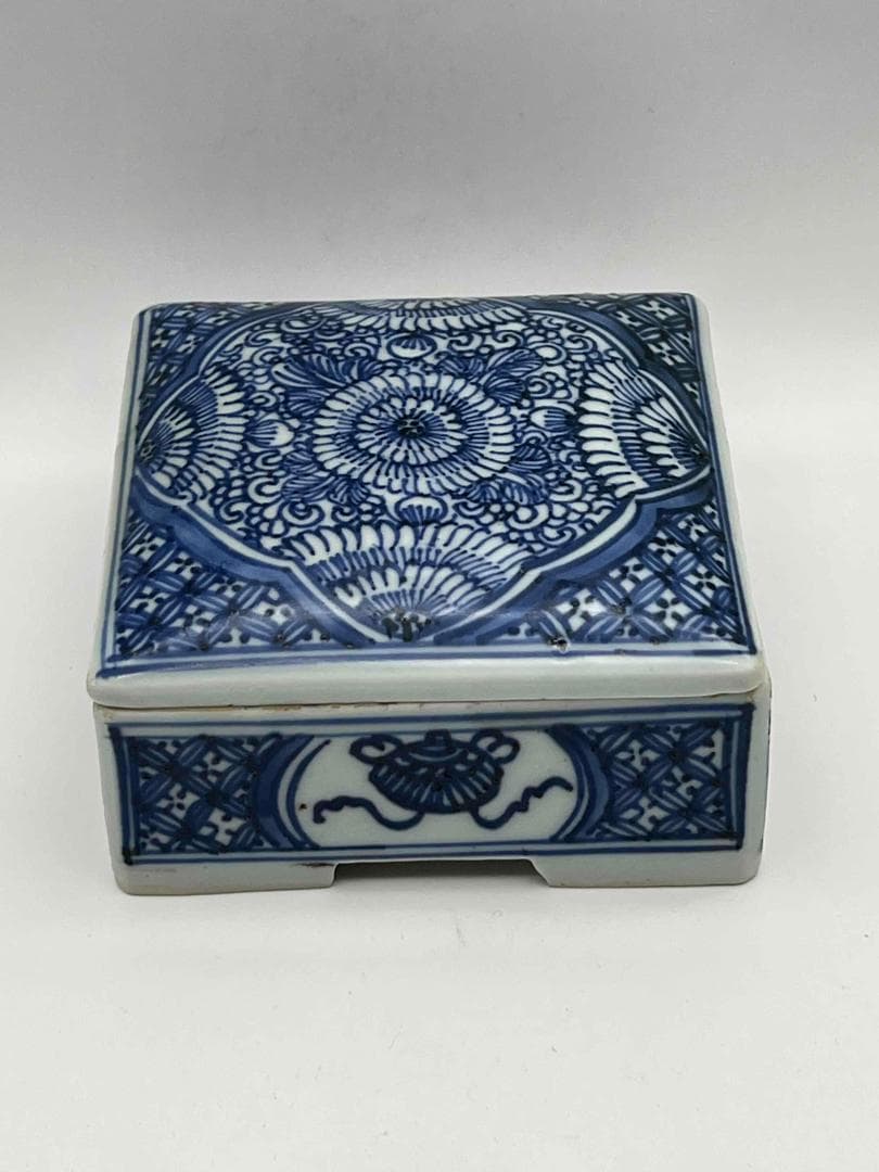 清雍正時代 染付 青花祥瑞花卉文四方印泥盒 蓋盒 香盒 文房香合(A-68)