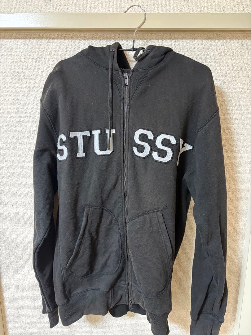STUSSY ブラック ジップアップパーカー