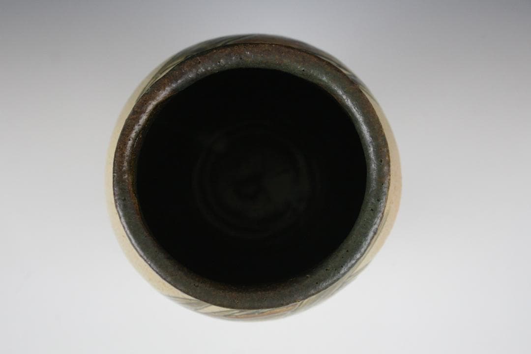 壺屋焼 人間国宝 金城次郎 作　魚文広花瓶