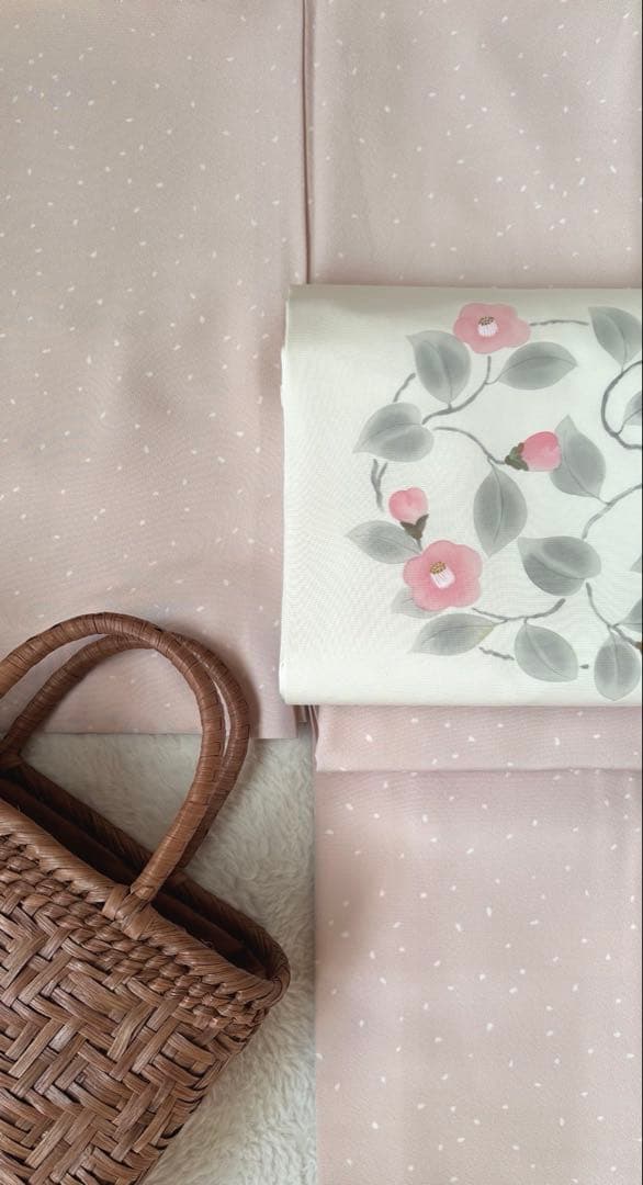 かわいい桜色　花びら舞い散る正絹　小紋