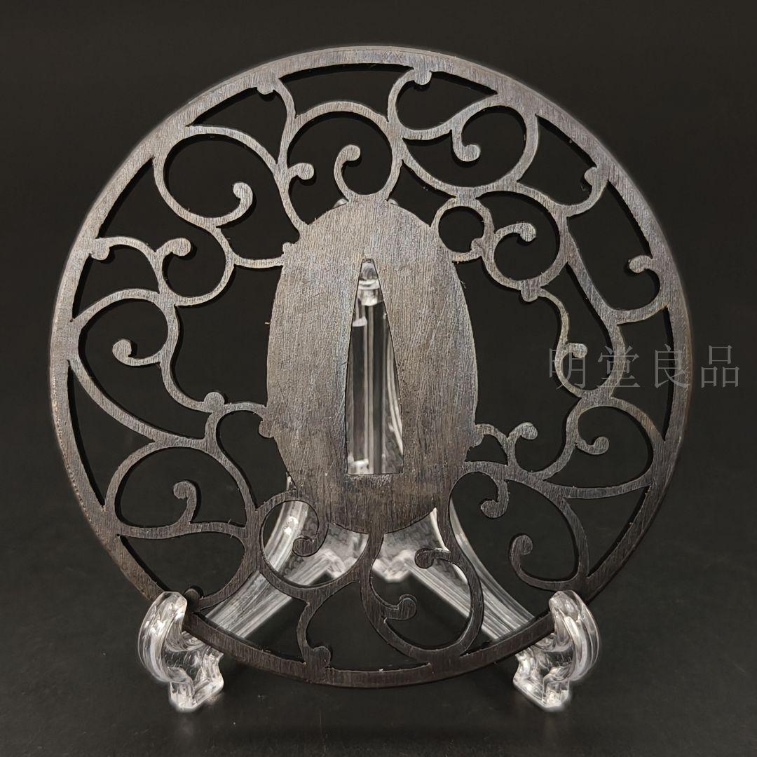 LH05　日本刀装具　刀鍔　唐草の図　鉄地　金工品　透　鍔　刀剣美術