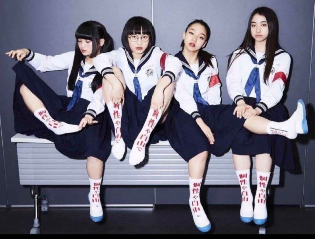 新しい学校のリーダーズ　サイン入り靴下 2018年購入