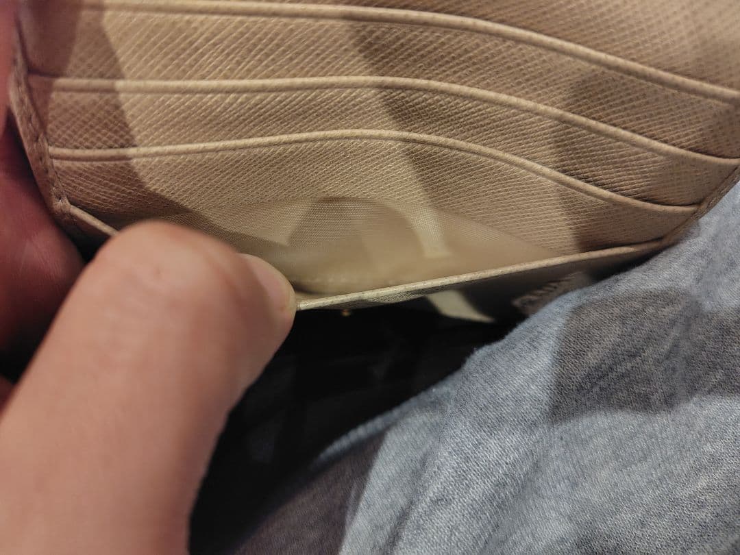 M*a様 【美品】PRADA 二つ折り財布 レザー ベージュ