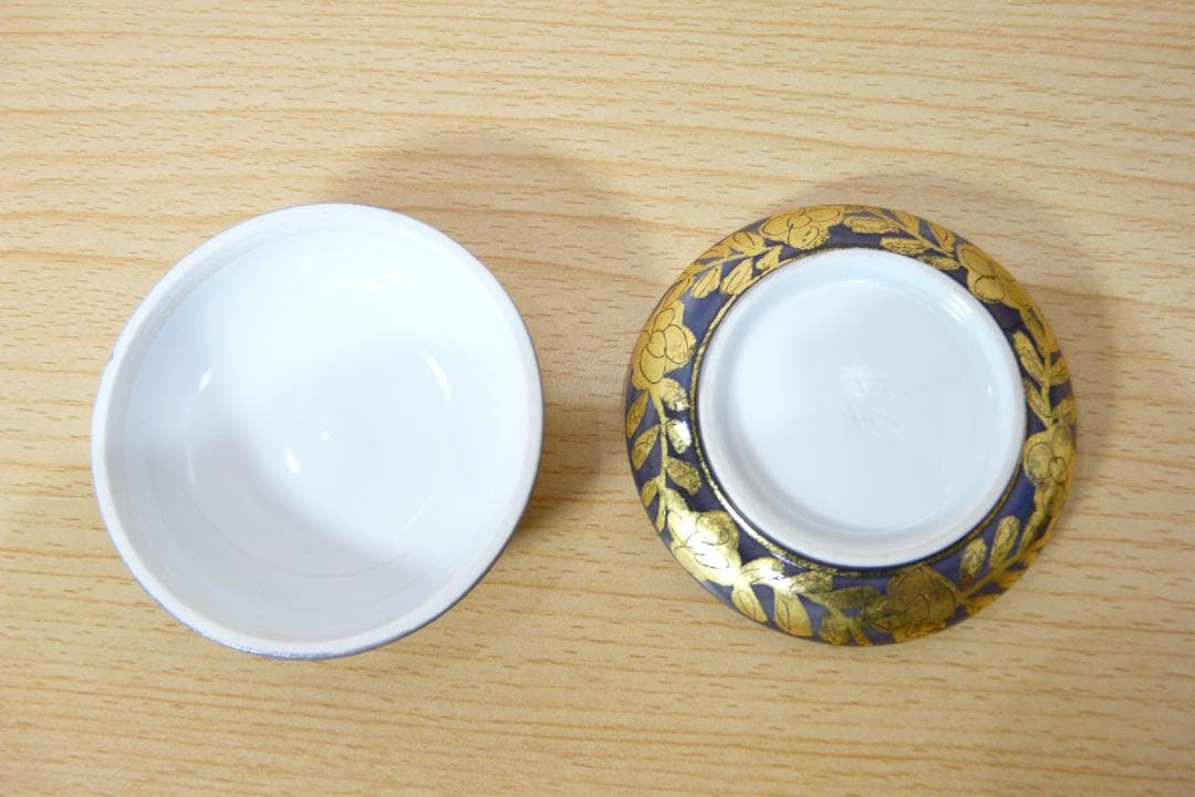 小野珀子 造　金襴手 香合　勿忘草の絵　釉裏金彩　本物保証