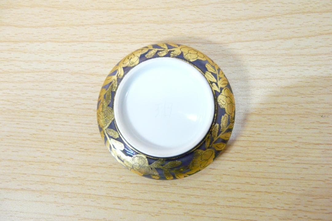 小野珀子 造　金襴手 香合　勿忘草の絵　釉裏金彩　本物保証