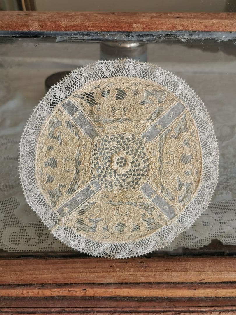 アンティーク 4頭の象アランソン クロシェ編の花 ノルマンディーレースドイリー