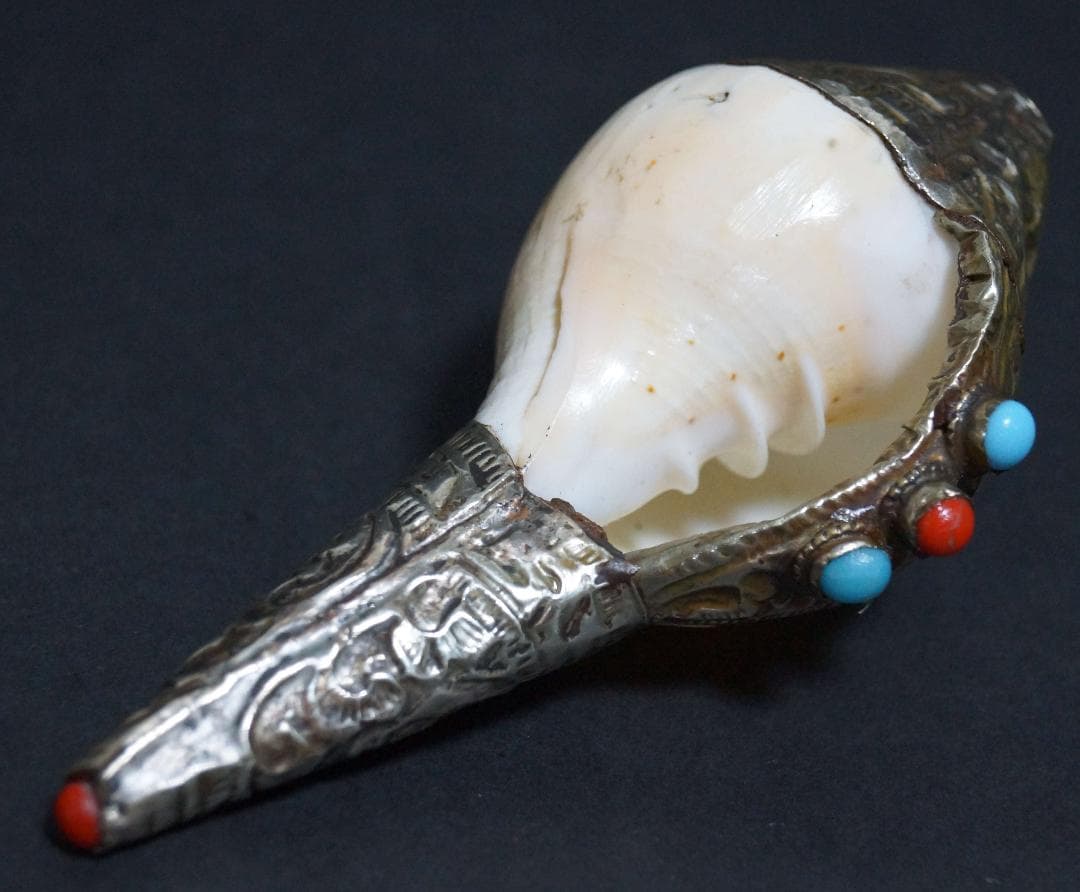 チベット密教法具法螺貝(シャンカ)銀製シルバー巻き手造り打出し『唐草紋』装飾仏教
