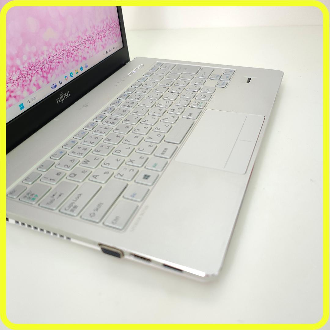 白　薄型軽量　新品SSD256GB⭐️windows11　ノートパソコン　689