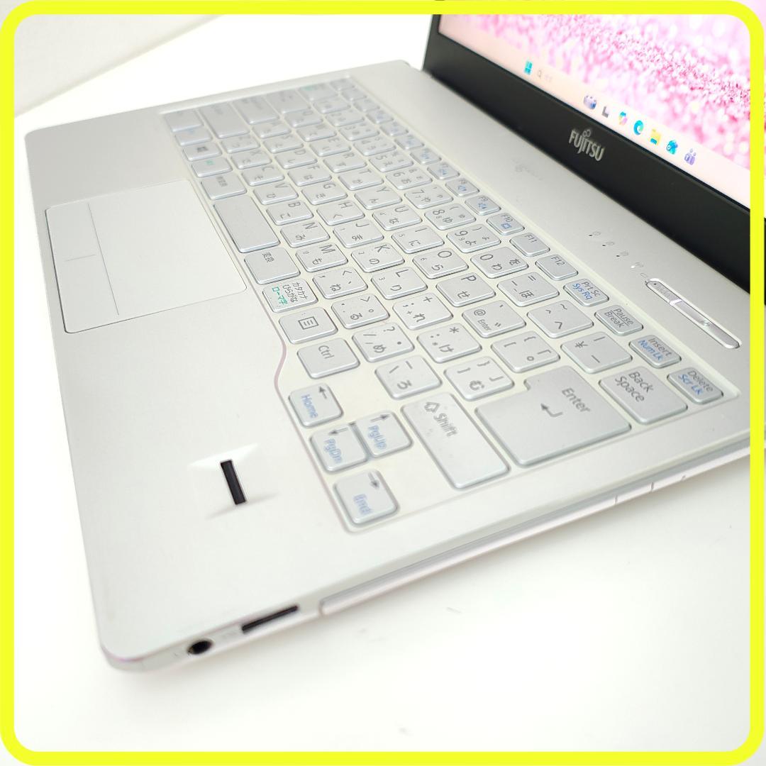 白　薄型軽量　新品SSD256GB⭐️windows11　ノートパソコン　689