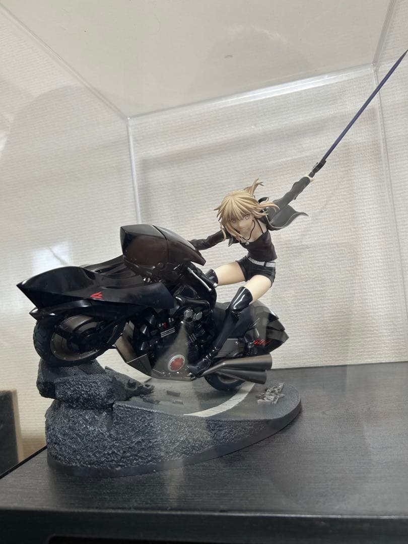 アルトリア・ペンドラゴン〔オルタ〕＆キュイラッシェ・ノワール 1/8 フィギュア