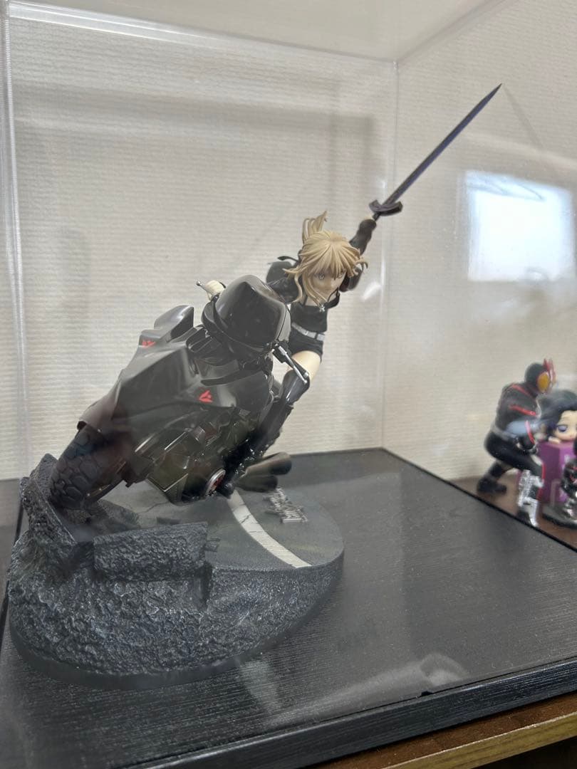 アルトリア・ペンドラゴン〔オルタ〕＆キュイラッシェ・ノワール 1/8 フィギュア