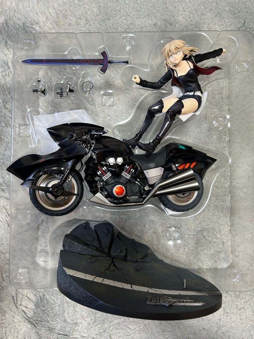 アルトリア・ペンドラゴン〔オルタ〕＆キュイラッシェ・ノワール 1/8 フィギュア