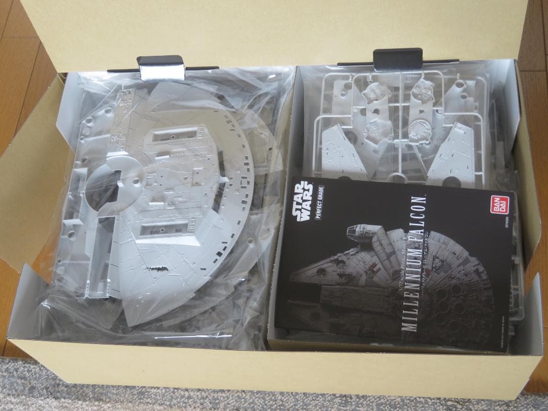 【期間限定特価・美品】プレミアムバンダイ版PG 1/72 ミレニアム・ファルコン