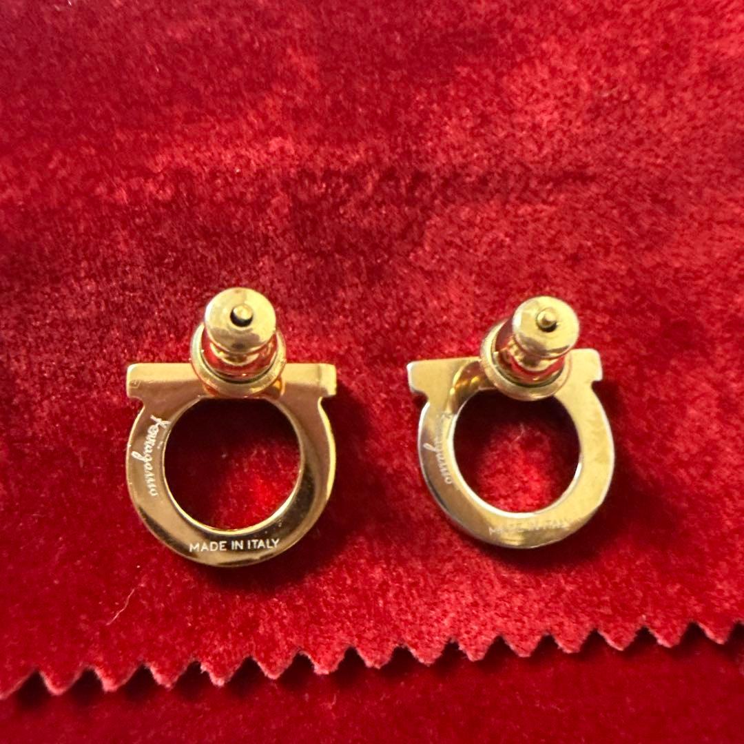 Salvatore Ferragamo ガンチーニ ピアス