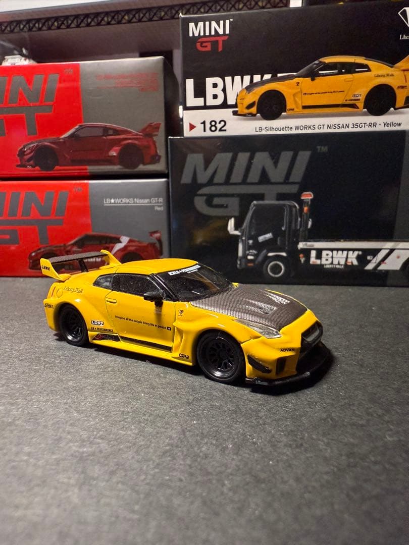 MINI GT LBWK 積載車と3台セット　追加でフィギュア