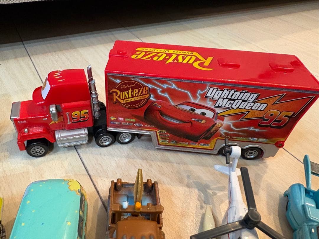 n*o様 カーズ ミニカー 47台セット トラック付き