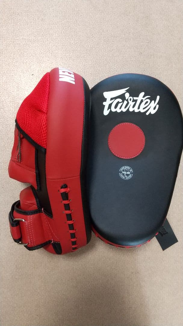 合革製FAIRTEX湾曲パンチングミット FMW-13 黒＆赤 (新品)