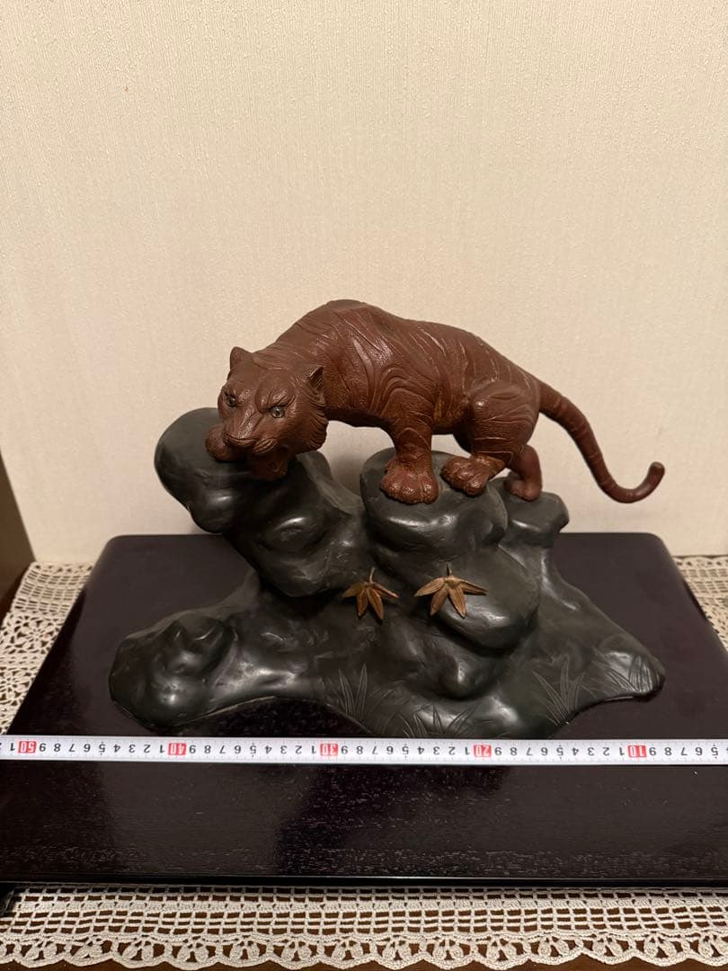 鋳銅　雅章作 虎置物 虎　置物　インテリア　オブジェ　台座付き