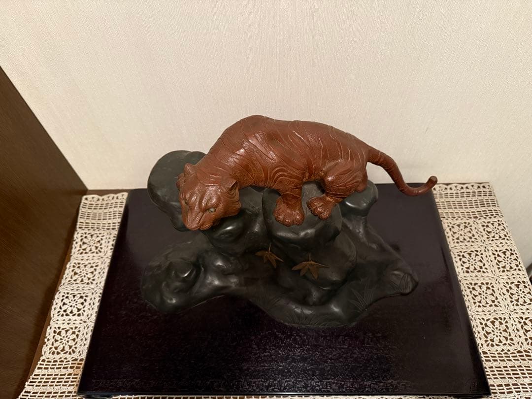 鋳銅　雅章作 虎置物 虎　置物　インテリア　オブジェ　台座付き