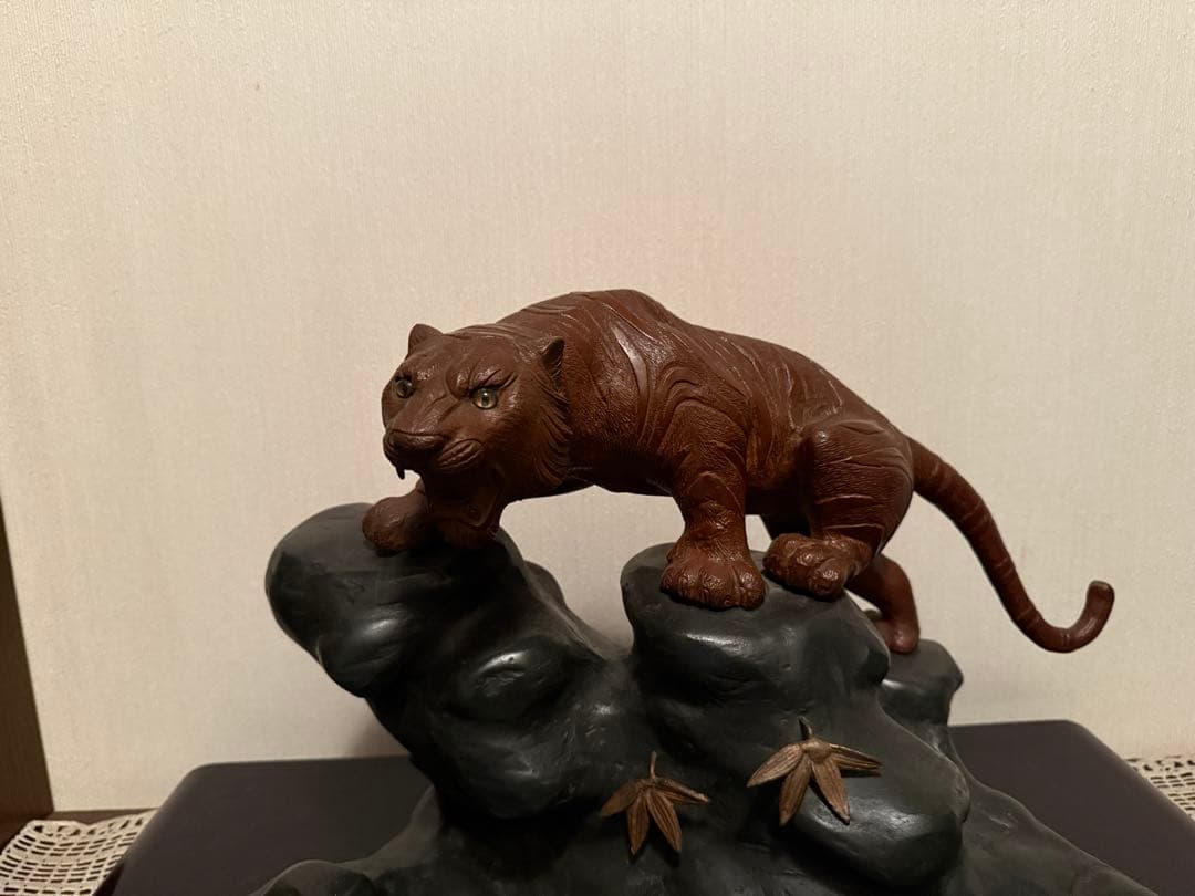 鋳銅　雅章作 虎置物 虎　置物　インテリア　オブジェ　台座付き
