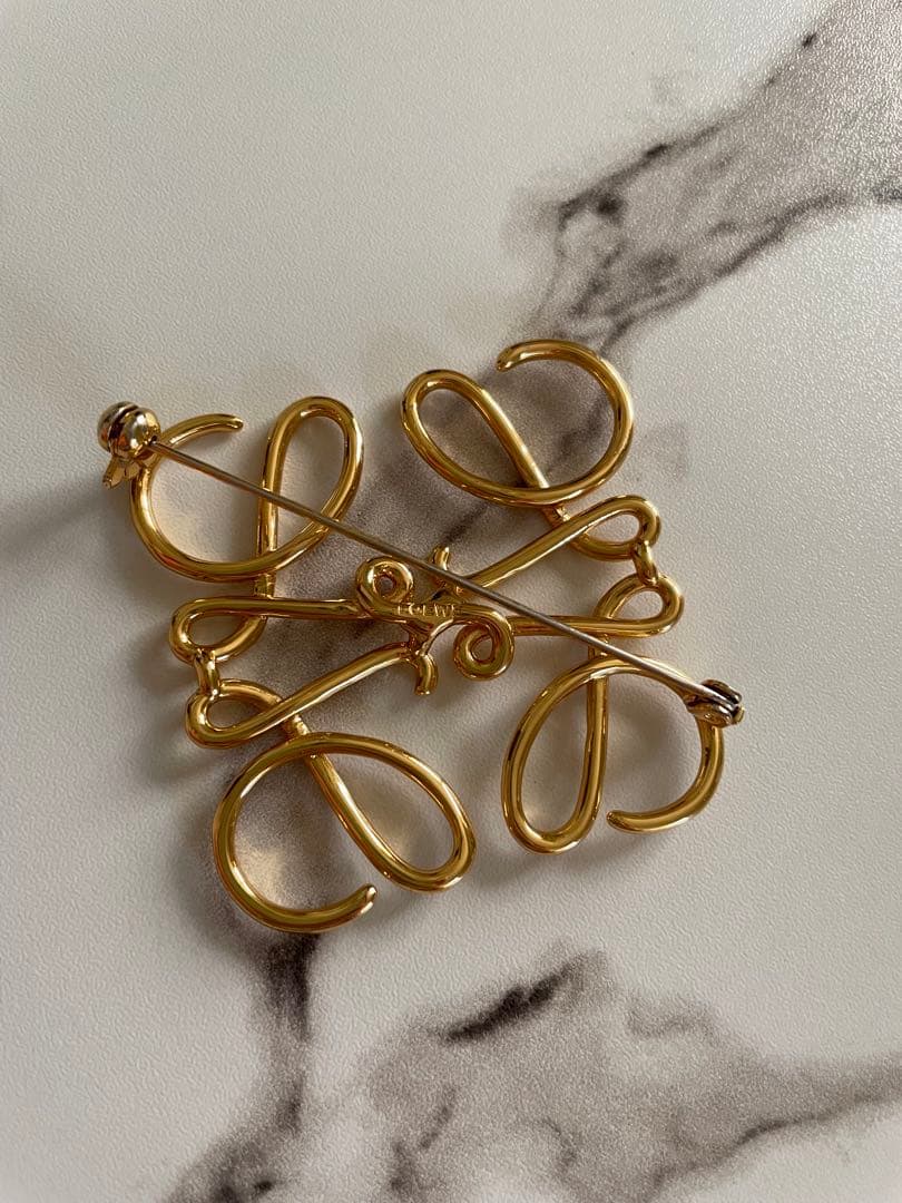 LOEWEロエベ アナグラム ブローチ