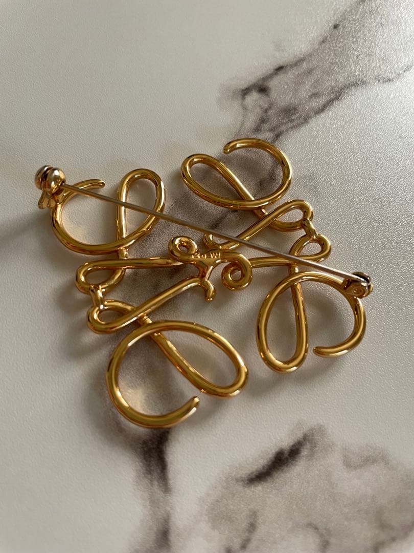 LOEWEロエベ アナグラム ブローチ