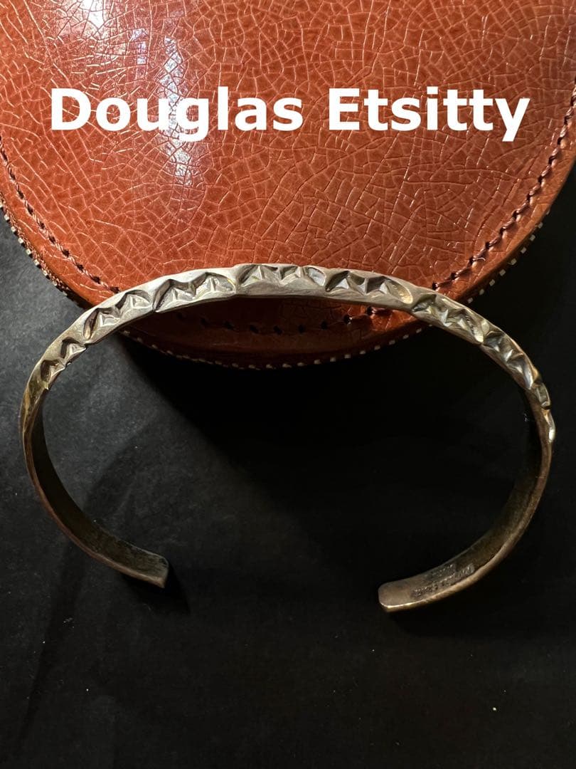 ナバホ族　Douglas Etsitt作　Sterling Silver