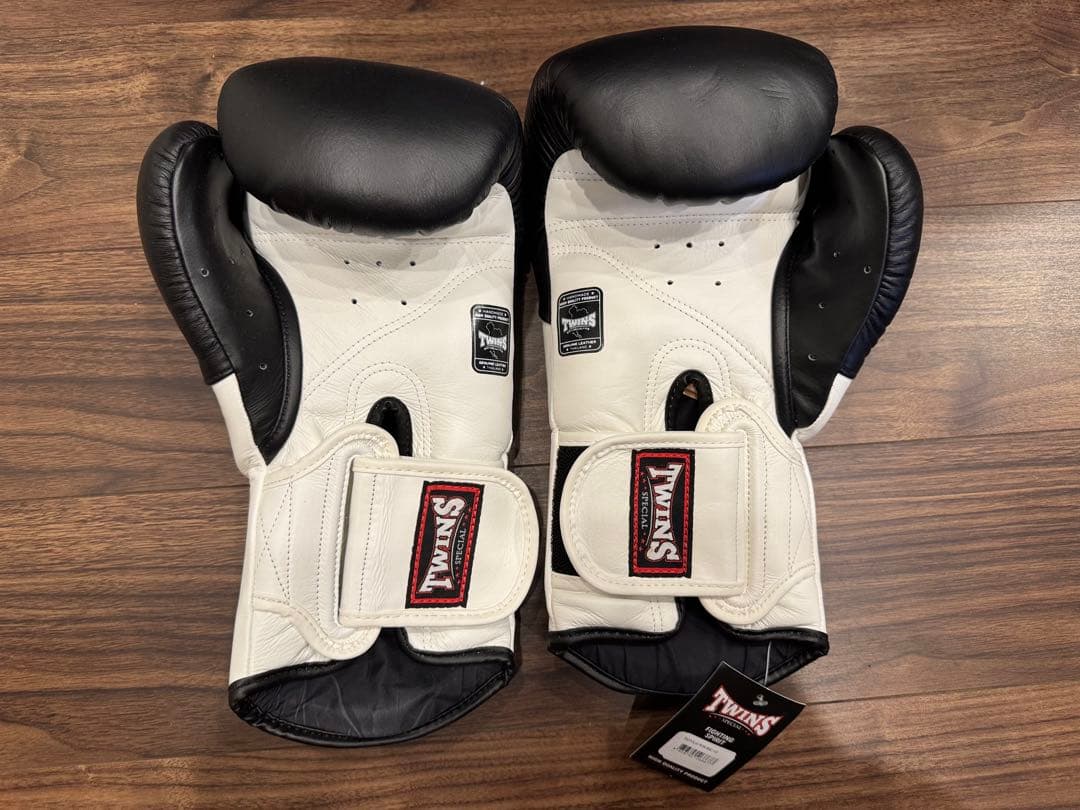 希少新品タグ付き　TWINS SPECIAL ボクシンググローブ 16oz