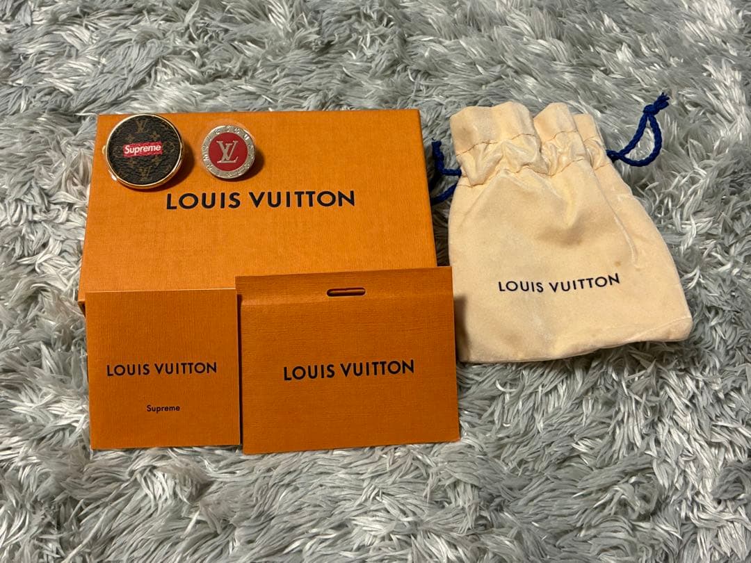 ルイ・ヴィトン シュプリーム　コラボ　ピンバッジ　未使用品　箱　袋付