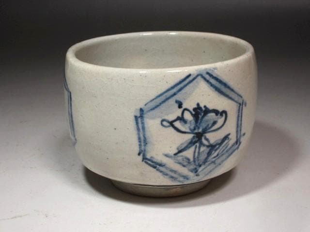 ☆　富本憲吉　染付茶碗　素朴で味わい深い一品です☆y567