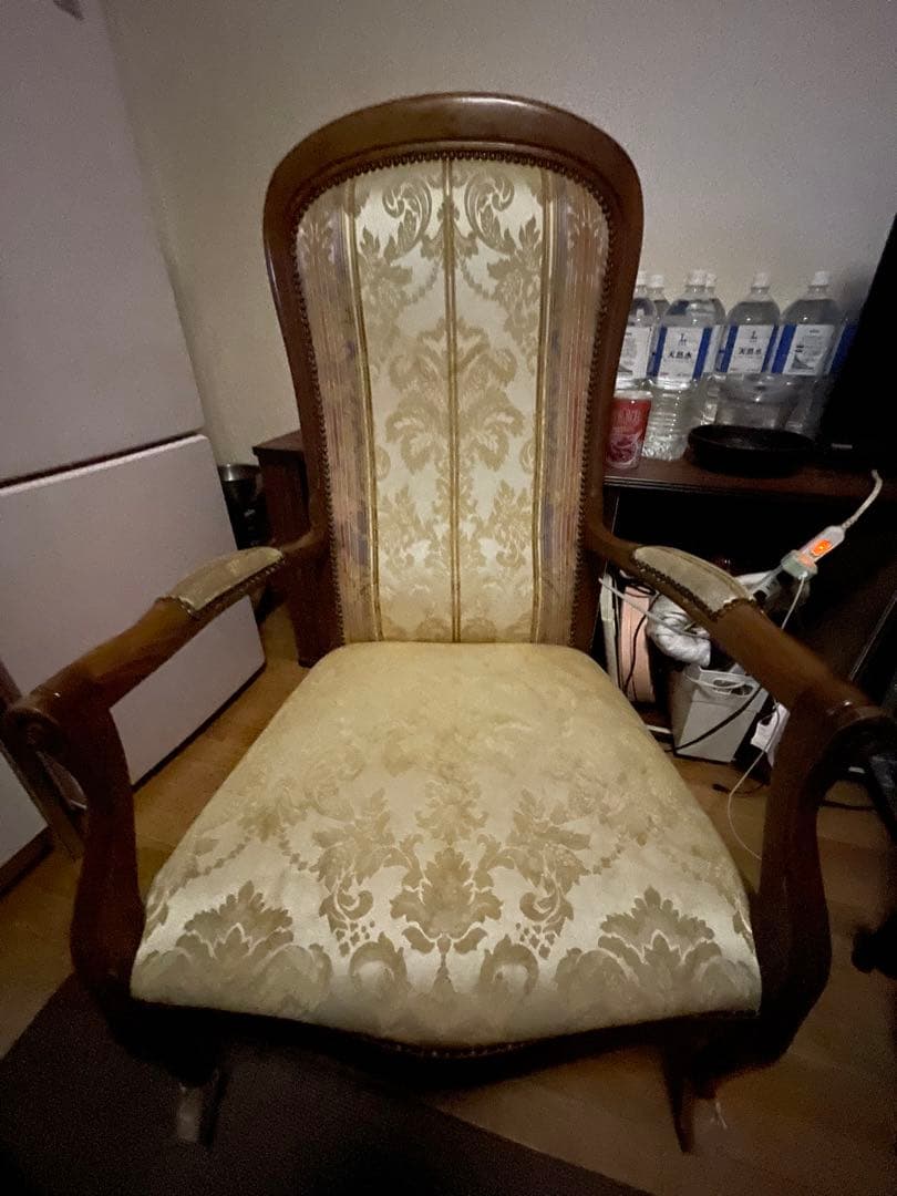 引き取り限定　クラシック　木製肘掛け椅子　座椅子 座高30cm イタリア