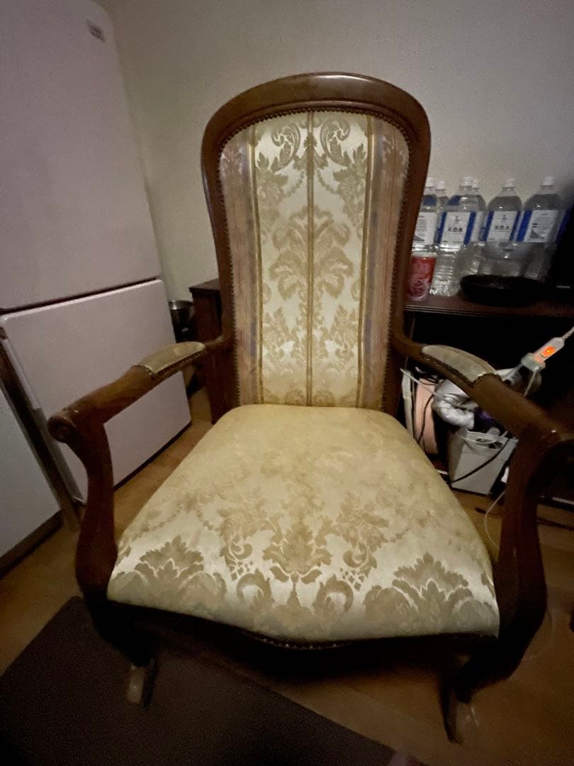 引き取り限定　クラシック　木製肘掛け椅子　座椅子 座高30cm イタリア