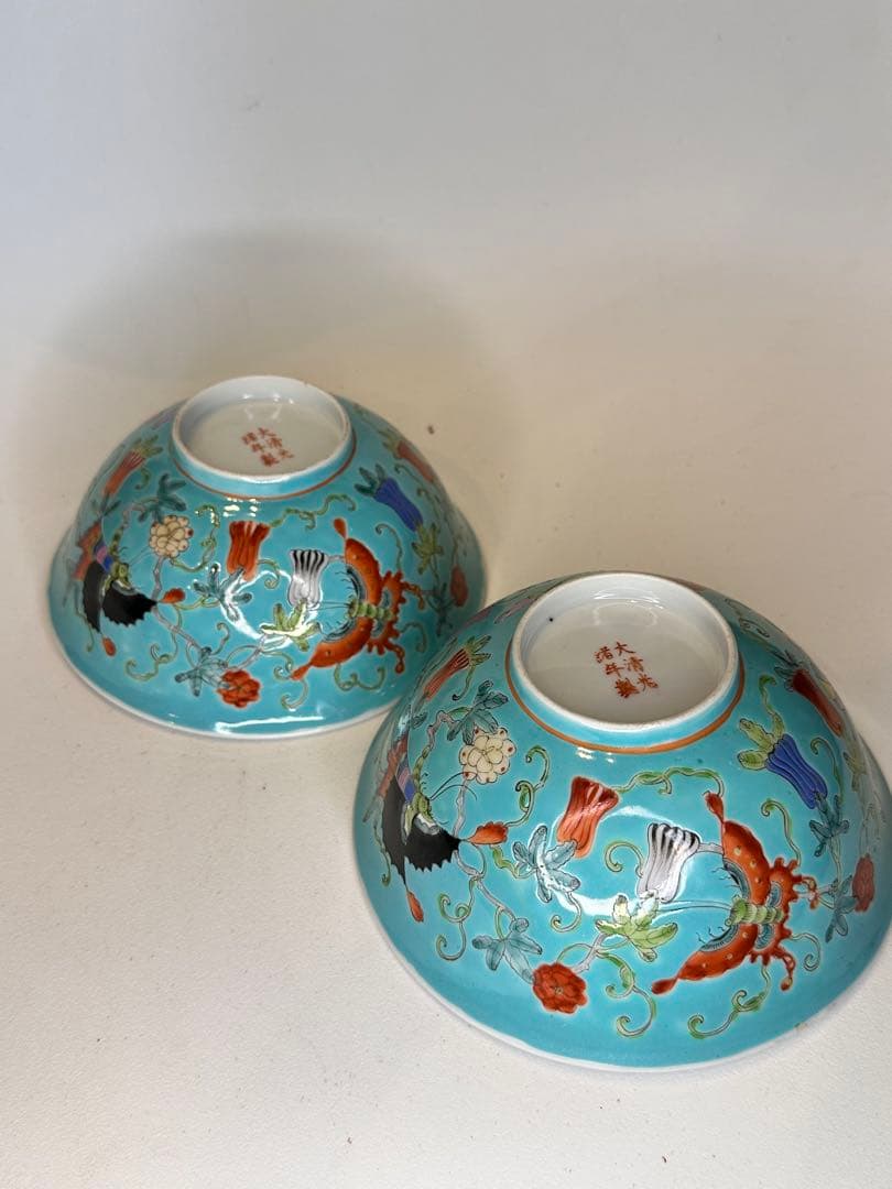 中国 清時代 大清光緒年製款 藍釉 蝶花文 彩絵 碗 一対