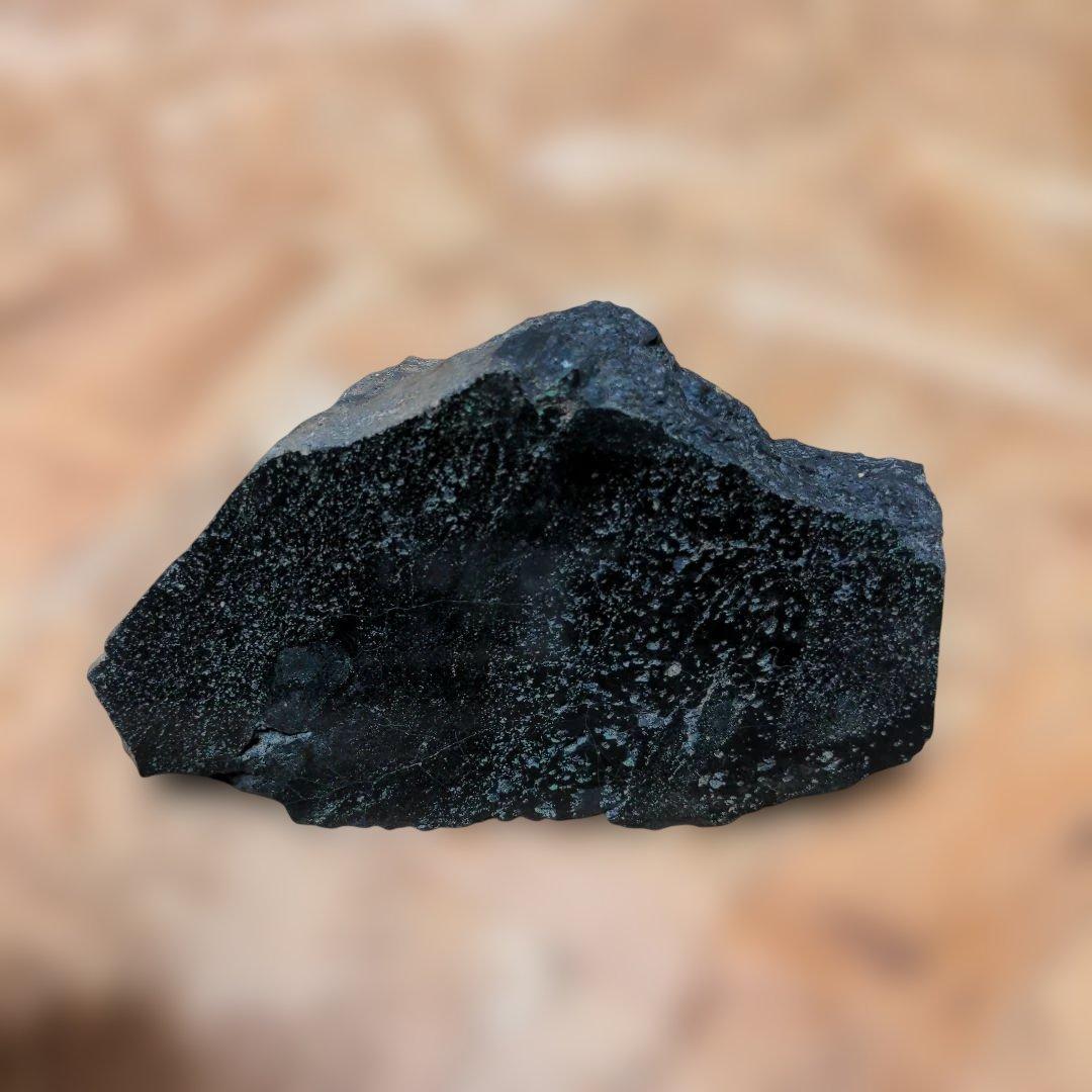 隕石 黒い自然の鉱石 不規則な形状