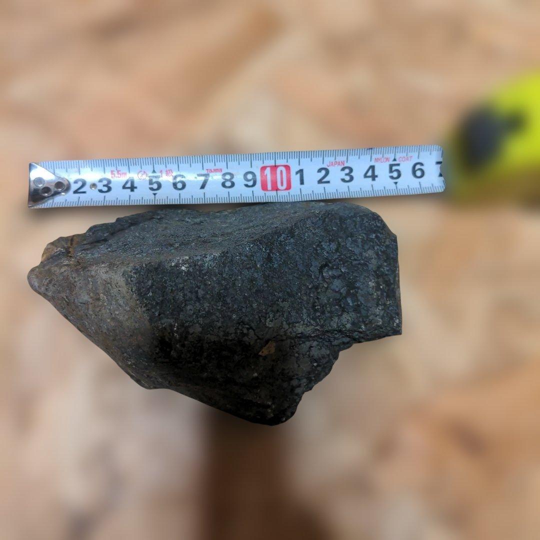 隕石 黒い自然の鉱石 不規則な形状