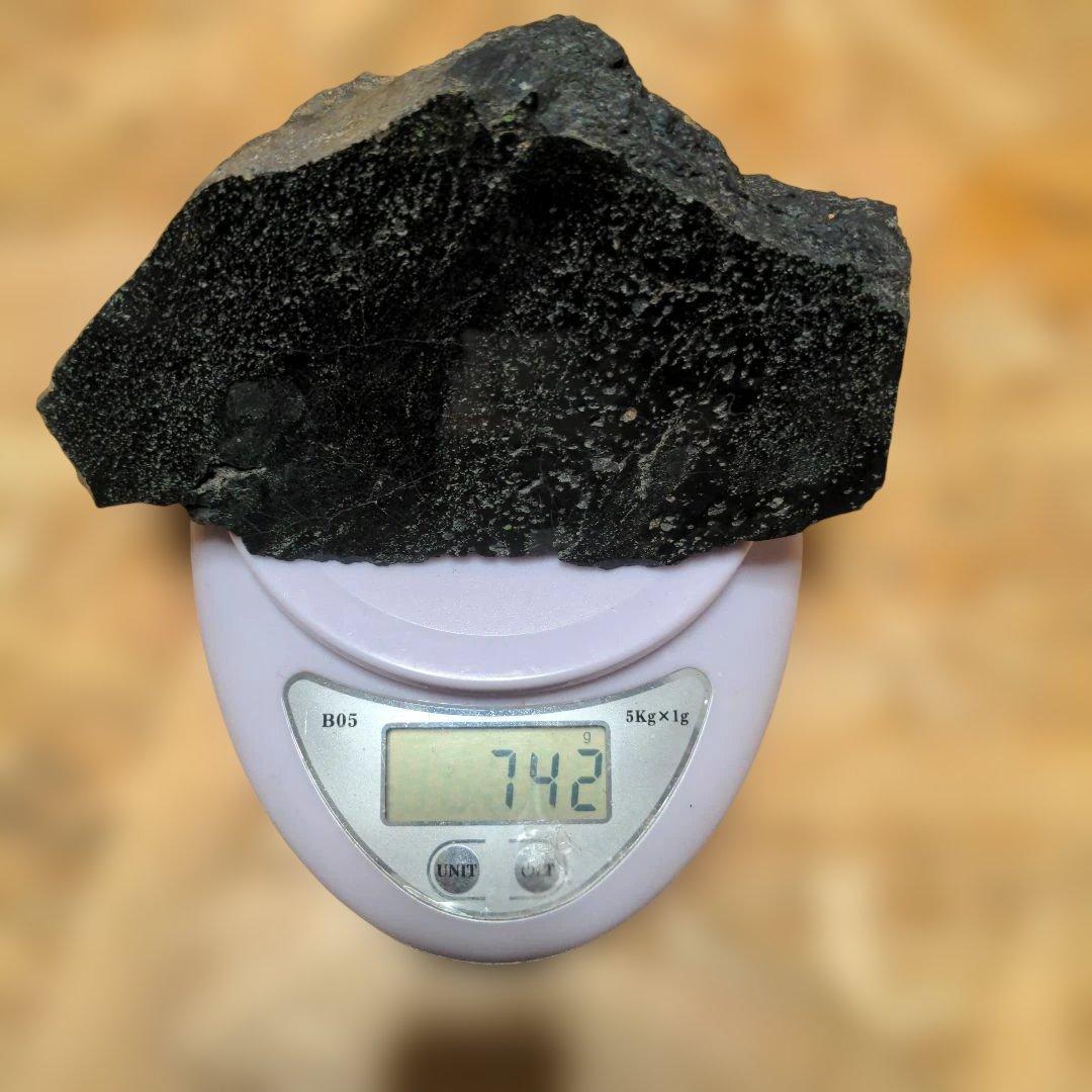 隕石 黒い自然の鉱石 不規則な形状