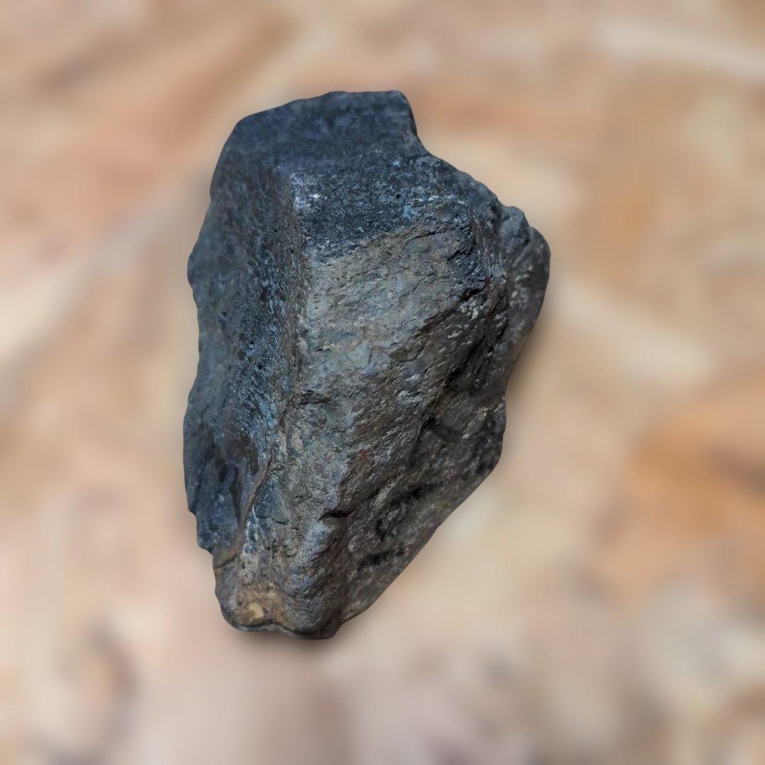 隕石 黒い自然の鉱石 不規則な形状