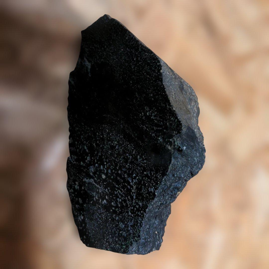 隕石 黒い自然の鉱石 不規則な形状