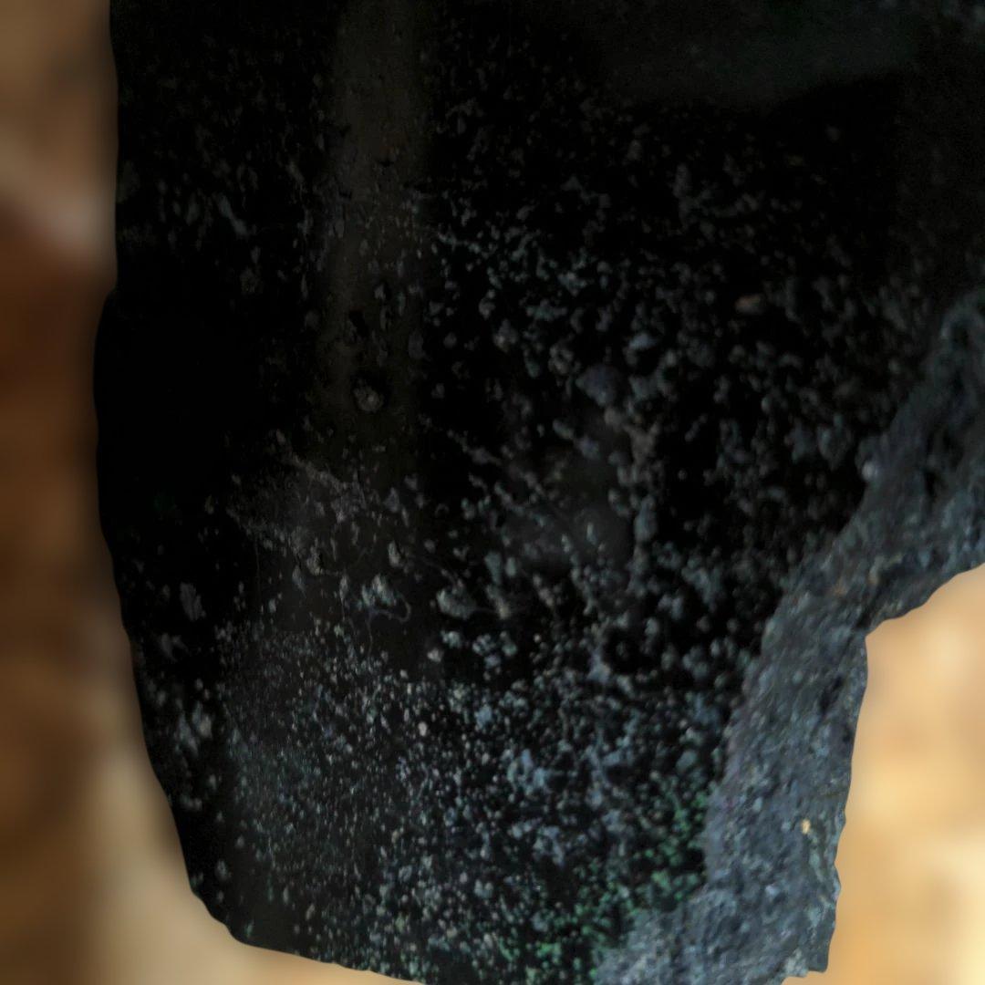 隕石 黒い自然の鉱石 不規則な形状