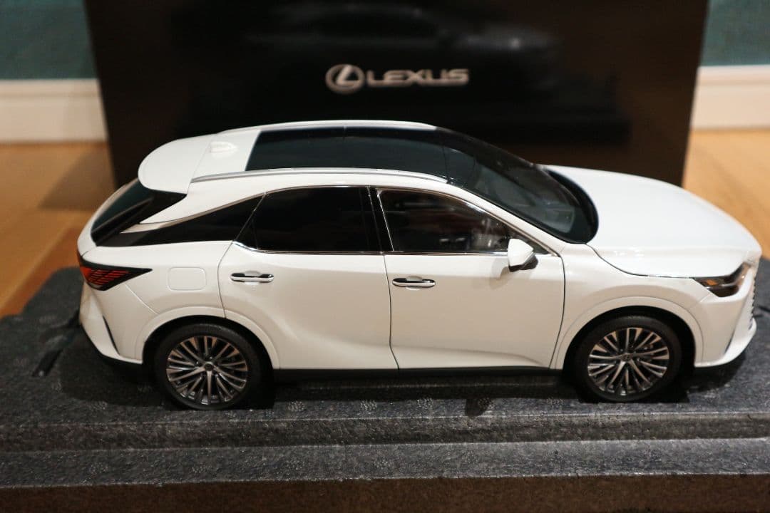 Lexus RX ソニッククォーツ ミニカー 1/18
