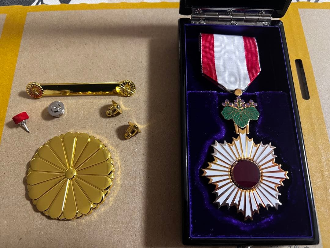 「極美品」旭日雙光章（勲五等旭日雙光章）制度改正後タイプ菊紋バッジセット完品高級